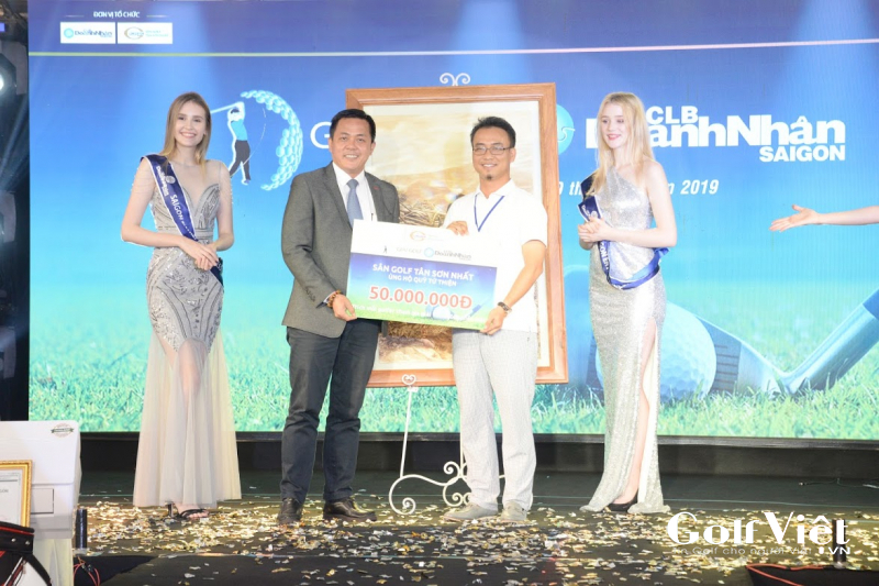 TGĐ Tan Son Nhat Golf Course Trần Ngọc Hải trao tặng 50 triệu đồng cho quỹ từ thiện CLB Doanh Nhân Sài Gòn