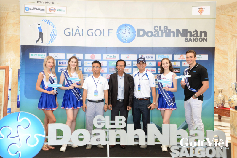 Đại diện của Golf Việt chụp ảnh lưu niệm cùng Ban tổ chức giải. Ảnh: Hồ Ninh