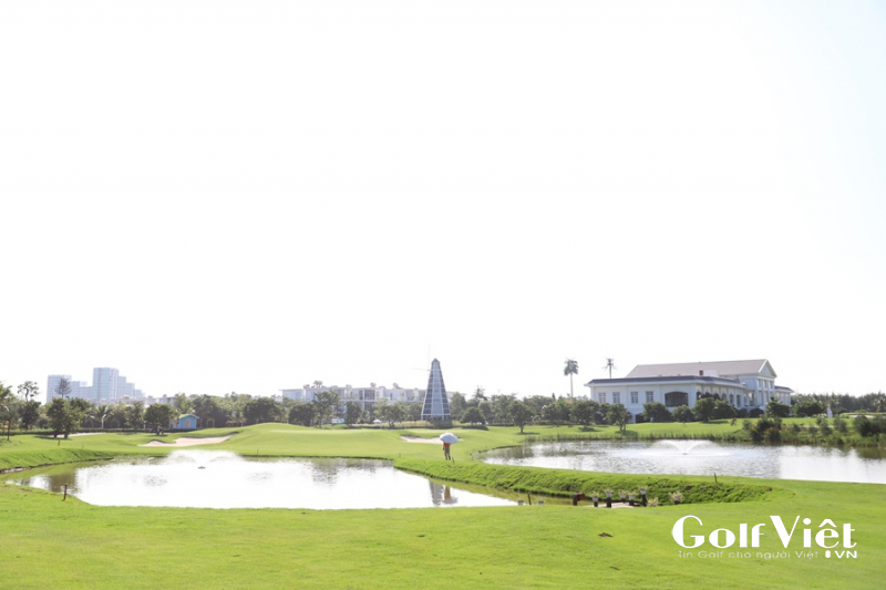 Một bẫy nước đã được thiết lập ở phía bên trái green hố golf 18 của sân golf Sầm Sơn ngay trước thềm giải đấu FLCHomes Tournament 2019