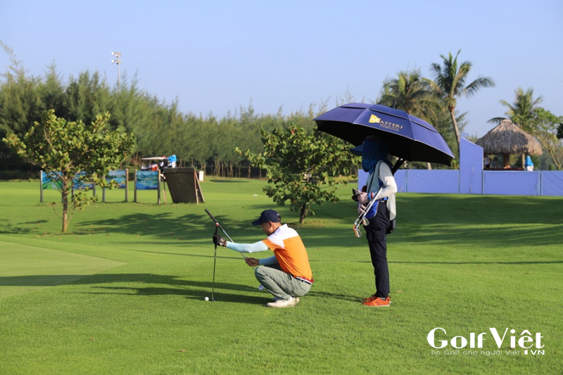 Thời tiết trên sân có nắng và gió nhẹ, vừa là thuận lợi, vừa là thách thức cho chiến thuật thi đấu của mỗi golfer. Gió biển cũng là điểm tạo nên khác biệt của sân FLC Golf Links Sam Son
