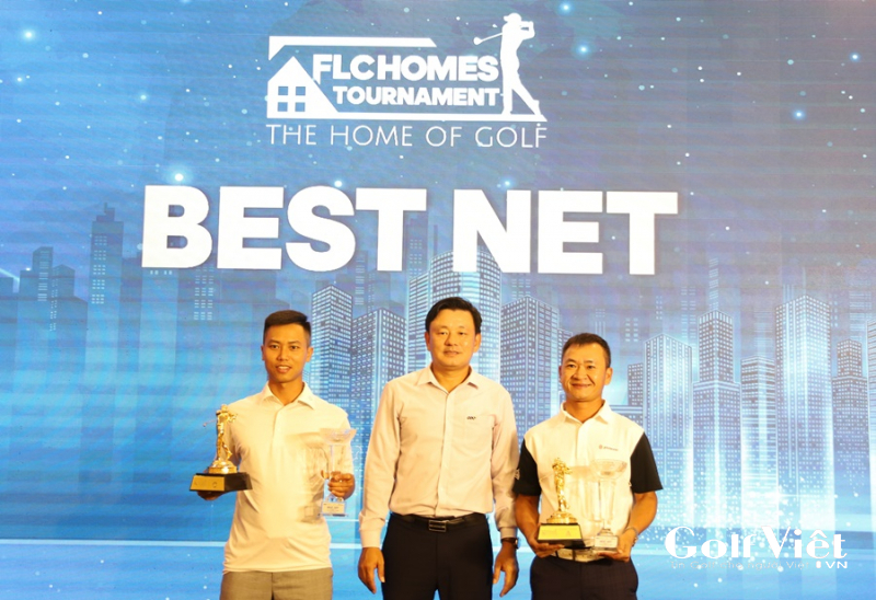 Golfer Đỗ Anh Đức (bên phải) nhận giải thưởng dành cho các golf thủ đứng đầu bảng; Cup chiến thắng và tượng người chơi golf mạ vàng 24K từ thương hiệu Golden Gift Việt Nam