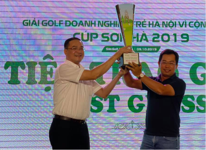 Thành tích 76 gậy của golfer Phạm Văn Cường cũng là số điểm vô địch tốt nhất trong 5 năm tổ chức của giải golf Doanh nghiệp trẻ Hà Nội vì Cộng đồng