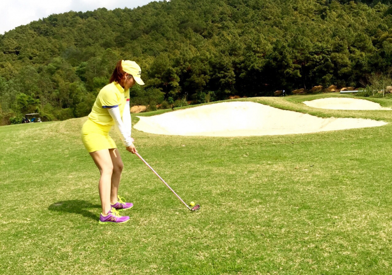 Nữ doanh nhân đến với sân golf thả bộ trên những bãi cỏ êm ái chinh phục 18 lỗ golf