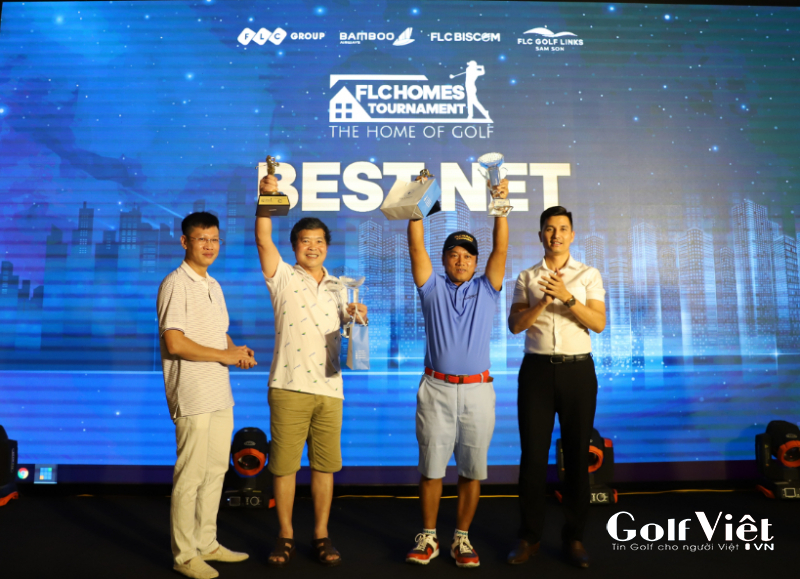 Ông Quang Tú (bìa phải), đại diện thương hiệu Golden Gift Việt Nam và đại diện BTC trao cup lưu niệm, tượng người chơi golf mạ vàng 24K cho golfer xuất sắc nhất các bảng đấu