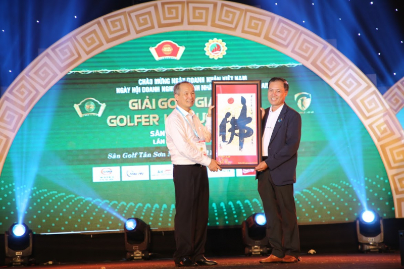 Ông Lê Hồng Nguyên, đại diện CLB golf Họ Lê trao tặng tranh thư pháp của nghệ nhân Lê Thiên Lý cho Họ Dương Việt Nam