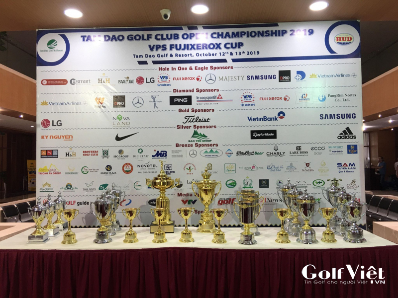 Bộ cup của giải đấu dành cho những golfer có thành tích tốt trong hai ngày thi đấu