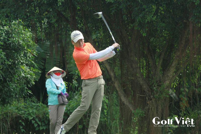 Những cú Swing đầu tiên báo hiệu nhiều giải thưởng lớn may mắn đến với các golfer trong ngày thi đấu hôm nay
