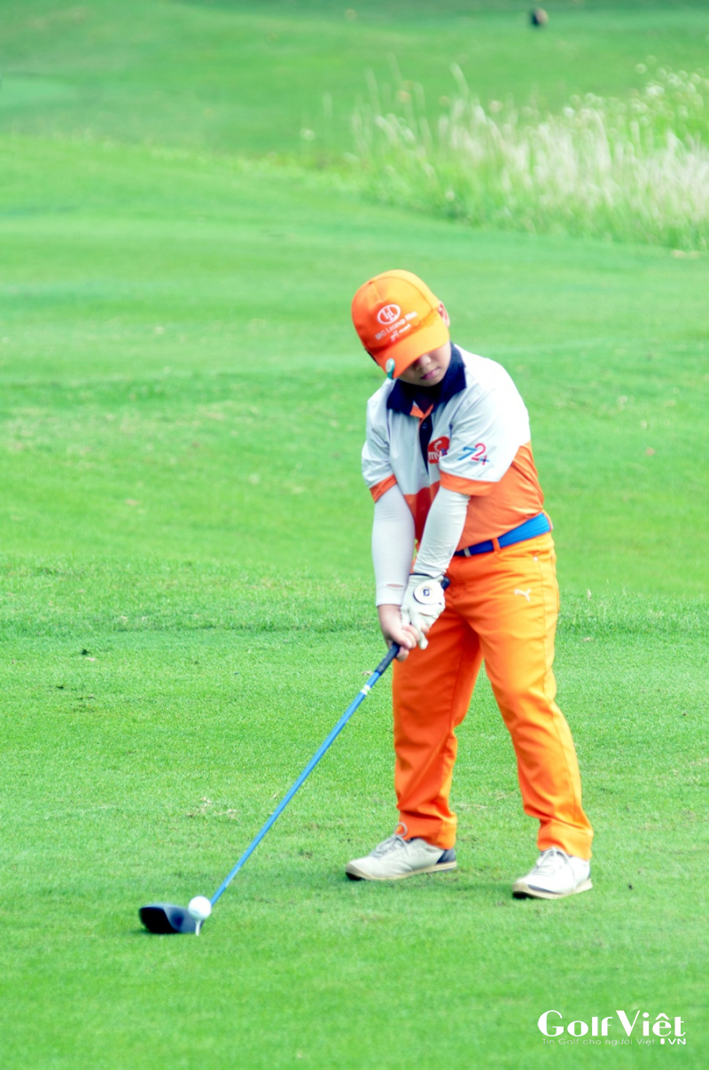 Golfer nhí ra sân với tinh thần thi đấu đỉnh đạc