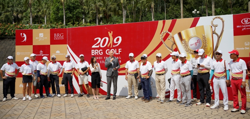 Ông Mark Reeves, Giám đốc khối Kinh doanh Golf Tập đoàn BRG cùng các golfer tham dự lễ khai mạc giải BRG Golf Hà Nội Festival 2019