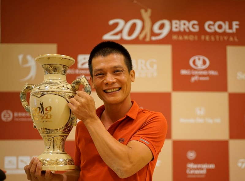 Golfer Huỳnh Ngọc Thủy cùng chiếc cup vô địch đặc biệt làm từ Gốm Chu Đậu