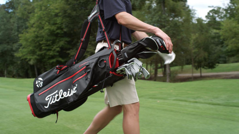 Túi gậy golf trước hết phải có sức chứa lớn nhưng vẫn gọn nhẹ, có thể xách đi trên sân dễ dàng.
