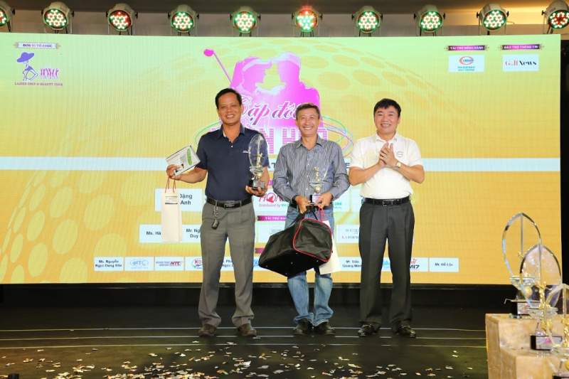 Golfer Đặng Xuân Minh và Lê Văn Thành giành cúp ở bảng cá nhân Nam