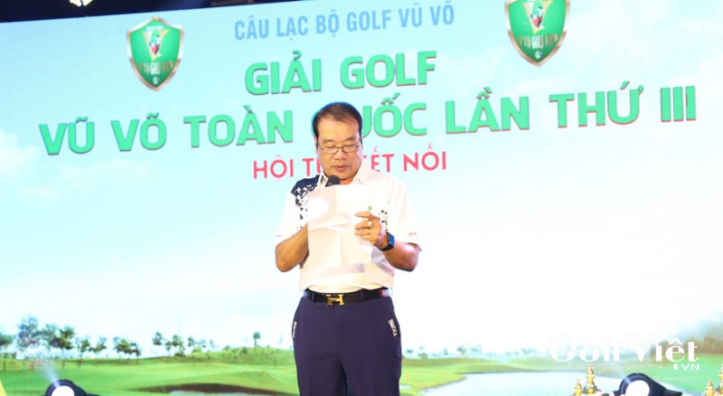 Ông Vũ Tường, đại diện CLB Golf Vũ – Võ phát biểu khai mạc đêm Gala