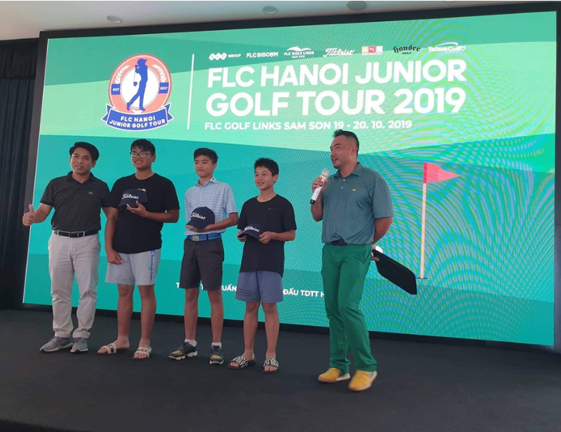 Nguyễn Quang Trí (áo trắng) - Nhà vô địch vòng 5 FLC Hanoi Junior Golf Tour 2019 (Ảnh: Vietnamgolfmagazine)