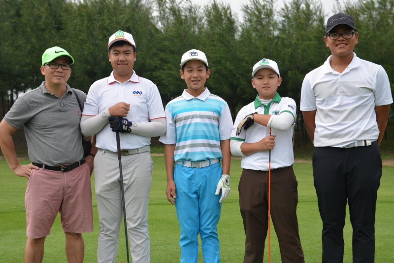 Đoàn Uy (đứng giữa) và Nguyễn Bảo Long (ngoài cùng bên phải) góp mặt tại vòng 5