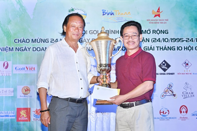 Golfer Nguyễn Hiếu nhận cup luân lưu chiến thắng giải tháng 10 Hội Golf Bình Thuận