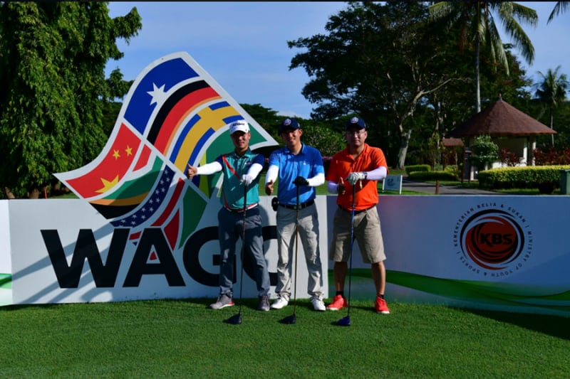 Golfer tuyển golf Việt Nam Nguyễn Minh Tuấn cùng hai golfer tham gia giải đấu khách mời tập luyện tại sân Nexus Golf Resort