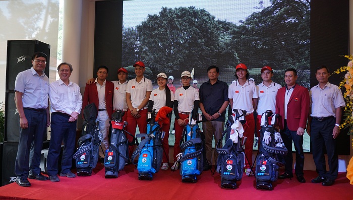 Ông Nguyễn Quốc Hùng (thứ hai từ phải sang) cùng đội tuyển golf tham dự SEA Games lần thứ 29, năm 2017