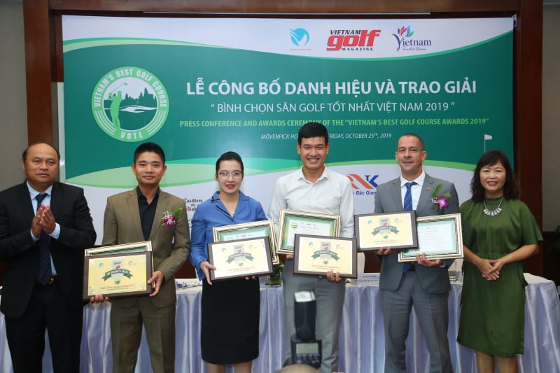 Ông Trương Chí Kiên - Giám đốc Công ty Cổ phần QNK Bắc Giang, chủ đầu tư dự án Sân golf, dịch vụ Yên Dũng (thứ 2 từ bên trái qua) nhận giải thưởng