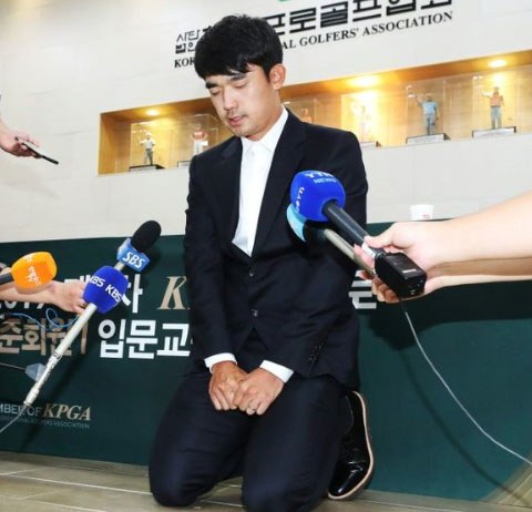 Bio Kim quỳ gối xin lỗi khán giả và truyền thông (Ảnh: Telegraph)