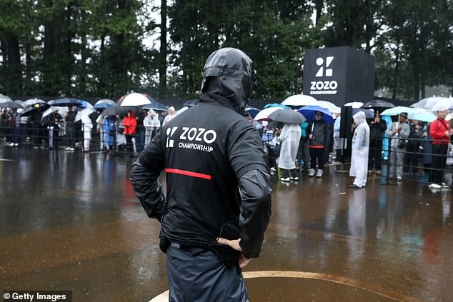 ZOZO Championship từng bị hoãn vì trời mưa to