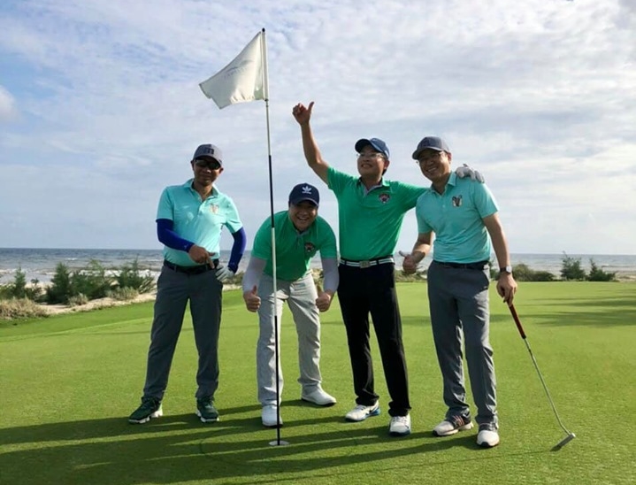 Golfer Lê Anh Linh (thứ hai từ trái sang)