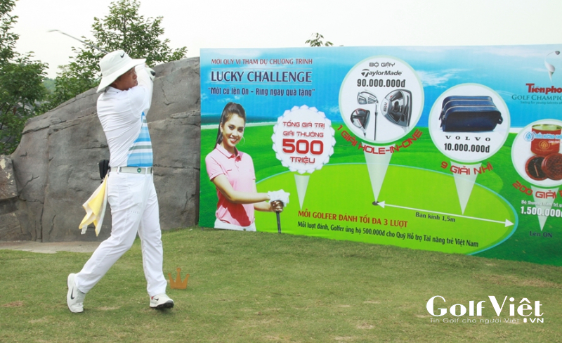Các golfer tham gia Tien Phong Golf Championship 2019 còn đóng góp vào Quỹ Hỗ trợ Tài năng trẻ Việt Nam thông qua chương trình Lucky Challenge tại hố golf số 19 của sân Kings Course