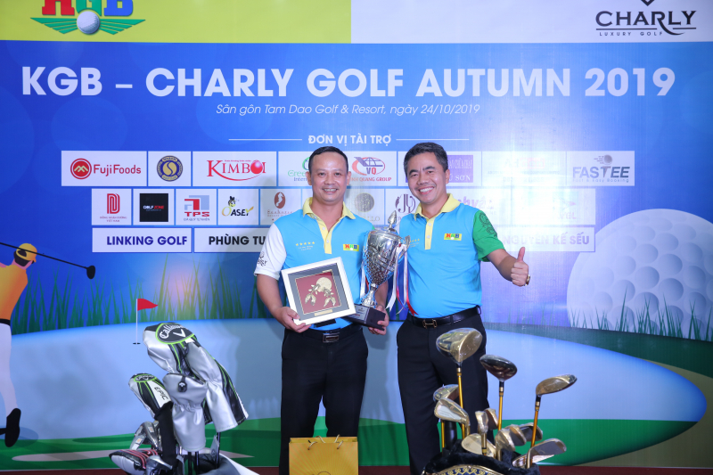 Golfer Lã Huy Hoàng (bên trái) nhận cup vô địch (Ảnh: Golftimes)