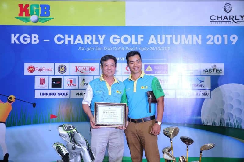 Golfer Lý Trung Phòng nhận chứng nhận Hole in One cùng phần thưởng có giá trị gần 1 tỷ đồng