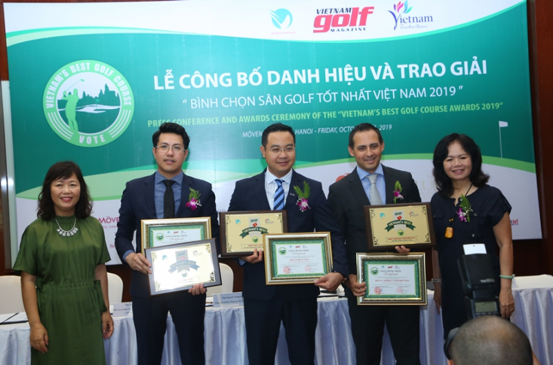 Ông Cao Xuân Hợp (thứ 2 từ trái sang) - Giám đốc Sân golf Chí Linh nhận danh hiệu Sân golf có Par 4 đẹp nhất Việt Nam