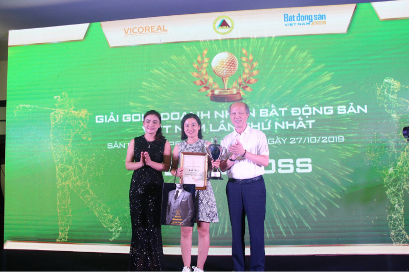 Ông Nguyễn Trần Nam, nguyên Thứ trưởng Bộ Xây dựng, Chủ tịch Hiệp hội Bất động sản Việt Nam trao giải Vô địch dành cho Nữ