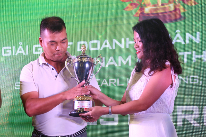 Bà Nguyễn Thị Thanh Hoà, Q. Giám đốc Trung tâm Vicoreal, Trưởng BTC trao giải cho golfer đạt giải Vô địch Nam