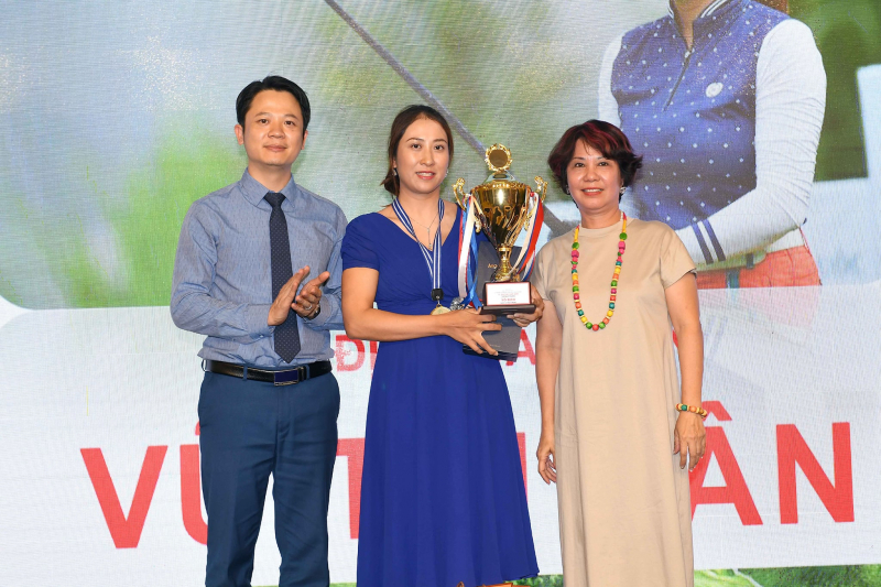Tổng số 147 gậy sau 2 vòng thi đấu, Vũ Thị Vân chính thức đăng quang ngôi vô địch ở nội dung cá nhân