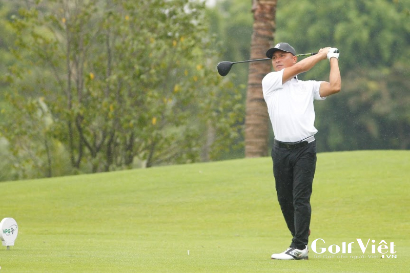 Golfer giữ ổn định swing bằng cách tập trung lực vào 2 đôi chân