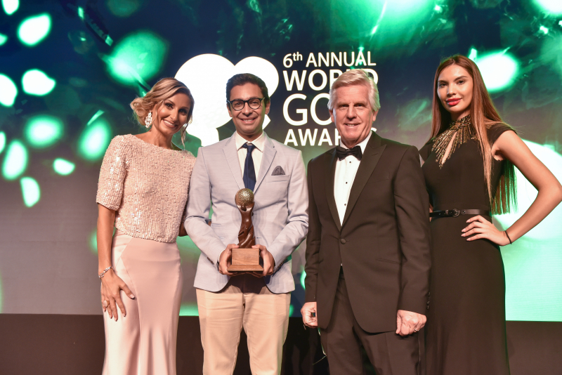 Đại diện sân Ba Na Hills Golf Club nhận cúp tại Lễ trao giải World Golf Awards 2019 diễn ra tại Abu Dhabi