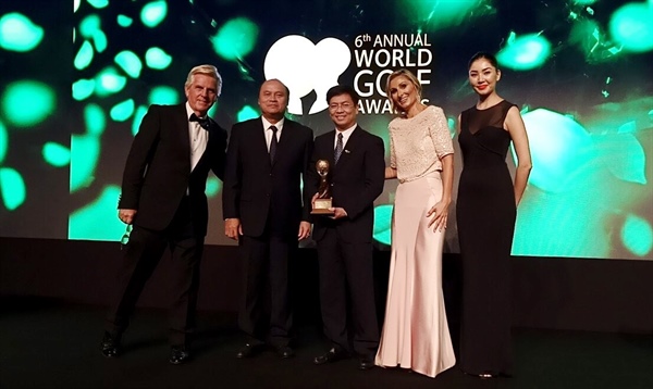 Ông Đinh Ngọc Đức, Vụ trưởng Vụ Thị trường Du lịch, Tổng cục Du lịch (ở giữa) đại diện Việt Nam nhận giải thưởng tại Lễ trao giải WGA lần thứ 6 (Ảnh: VNAT)