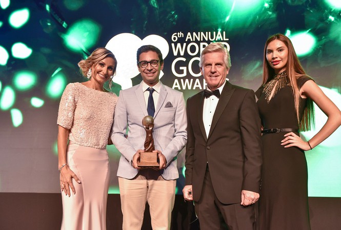 Đại diện Ba Na Hills Golf Club (thứ hai từ trái sang) nhận giải thưởng sân golf tốt nhất Châu Á