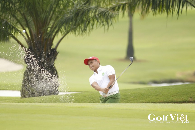 Golfer được phép di chuyển vật cản tự nhiên trong hố cát để có cú đánh tốt