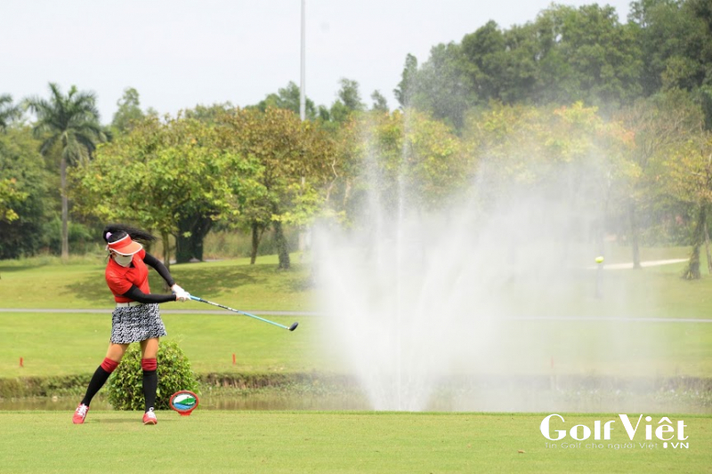 Golf thủ cần quan sát trước sâu khi thực hiện cú đánh để đảm bảo an toàn cho những người xung quanh