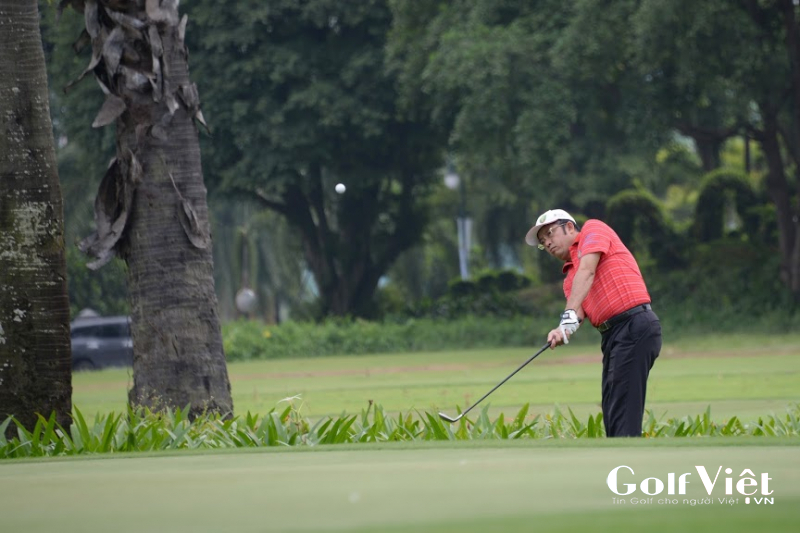 Khi đánh gậy rescue, golfer nên thực hiện cú swing với động tác quét ngang ở tốc độ tăng dần