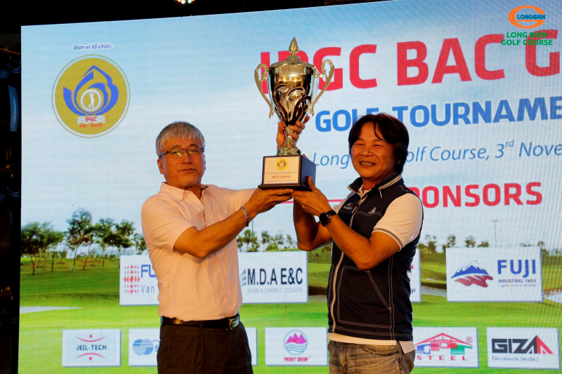 Golfer Nguyễn Văn Tài (bên phải)