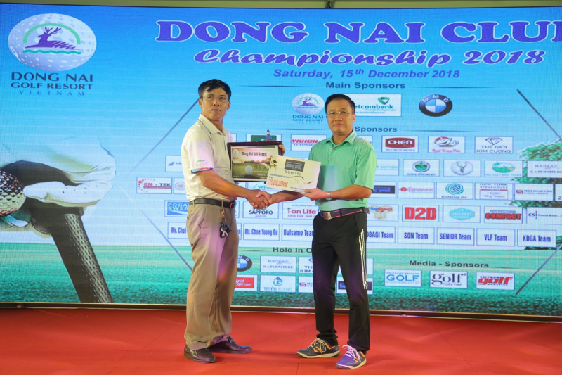 Golfer Trương Văn Mại nhận giấy chứng nhận và giải thưởng Hole in One tại giải Dong Nai Club Championship 2018