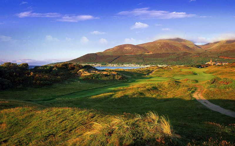 Sân golf Royal County Down ra đời năm 1889 tại Newcastle, phía Bắc Ireland