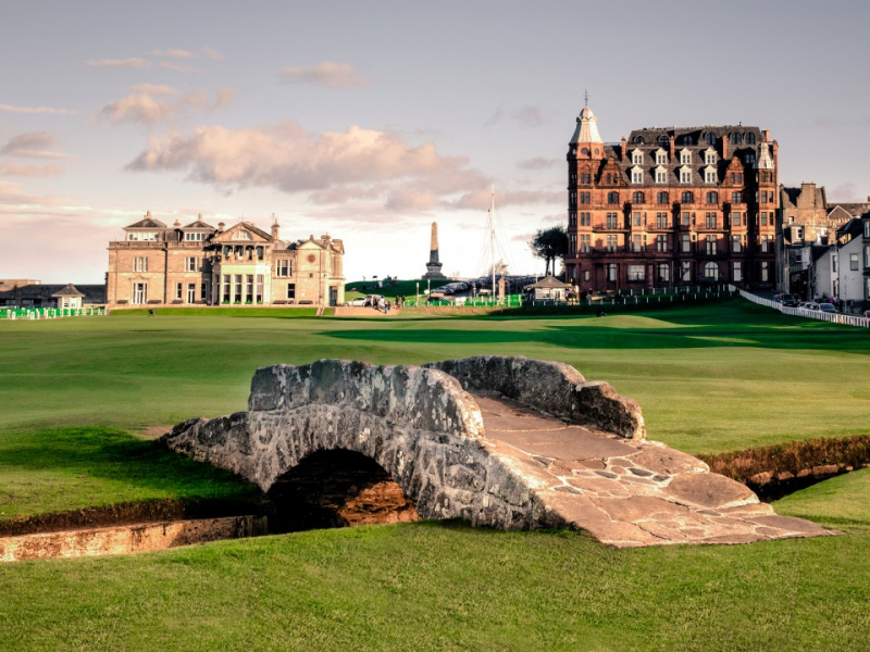 Sân golf St Andrews Old Course (Scotland) có cây cầu đá