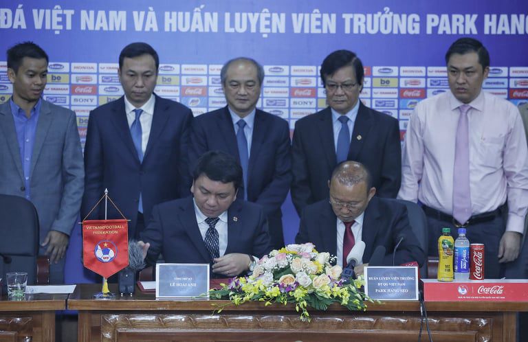 Tổng thư ký Liên đoàn bóng đá Việt Nam Lê Hoài Anh và HLV Park Hang Seo đặt bút ký kết bản gia hạn hợp đồng sáng ngày 7/11 (Ảnh: Dân trí)