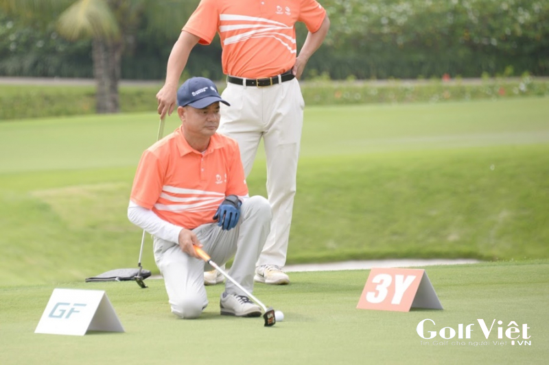 Bên cạnh các giải thưởng chính, golfer còn có cơ hội nhận được nhiều phần quà hấp dẫn từ nhà tài trợ Burke Golf khi tham gia Putting Contest với 3 vòng thử thách hay Chipping Challenge tại Par 3 của sân golf Tân Sơn Nhất