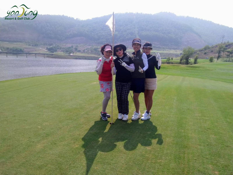 Golfer Kim Hyeon Sook (thứ hai từ trái sang) và flight ngày 7/11 (Ảnh: Sân golf Yên Dũng)