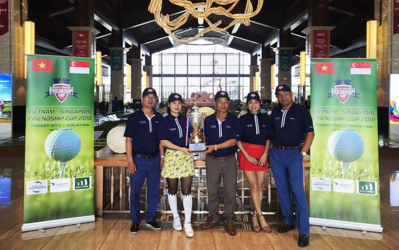 Đội Việt Nam nâng cúp chiến thắng giải Vietnam – Singapore Friendship Cúp 2019