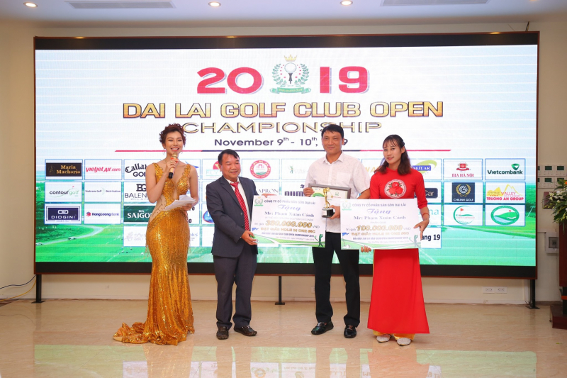 Golfer Phạm Xuân Cảnh nhận giải thưởng từ BTC