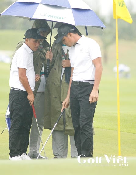 Golf thủ nên giữ ấm cơ thể trong khi trời mưa lạnh để không ảnh hưởng sức khỏe
